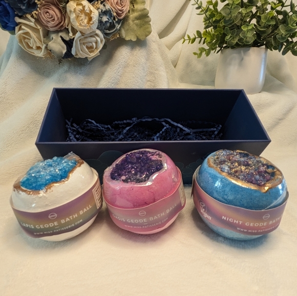 🌸 Bath Bomb Geode Geological Gift Box with 3 from Patisserie London NIB - Picture 9 of 16